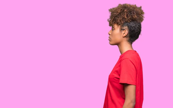 Vackra Unga Afroamerikanska Kvinnan Över Isolerade Bakgrund Ser Att Side — Stockfoto