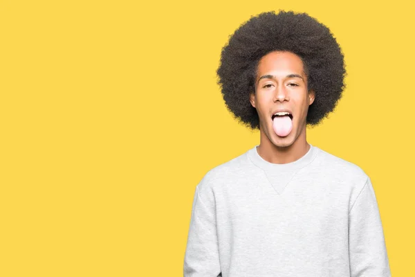 Jovem Afro Americano Com Cabelo Afro Vestindo Camisola Esportiva Colando — Fotografia de Stock