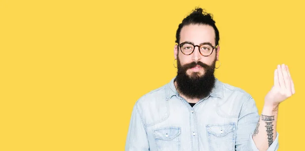 Jonge Hipster Man Met Lange Haren Baard Dragen Van Een — Stockfoto