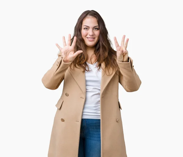 プラスサイズの分離背景表示と上向きに冬のコートを着ている若い女性の美しい指で数 自信を持って 幸せな笑みを浮かべて — ストック写真