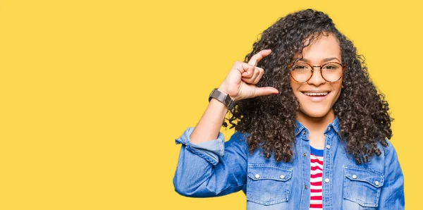 Mulher Bonita Nova Com Cabelo Encaracolado Usando Óculos Sorrindo Gestos — Fotografia de Stock