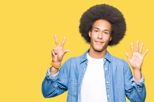 非洲青年美国男子与非洲头发显示和指向与手指 同时微笑着自信和快乐 — 图库照片