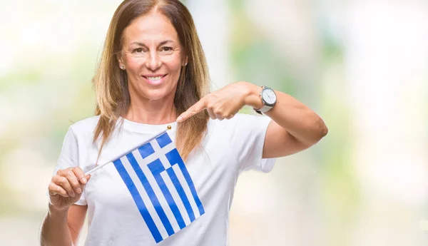 Mulher Hispânica Meia Idade Segurando Bandeira Grécia Sobre Fundo Isolado — Fotografia de Stock