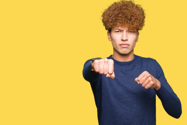 Jonge Knappe Man Met Afro Haar Punching Vuist Vechten Agressief — Stockfoto