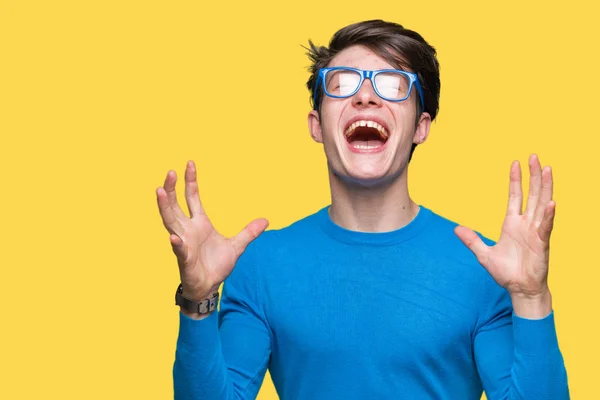 Joven Hombre Guapo Con Gafas Azules Sobre Fondo Aislado Celebrando —  Fotos de Stock
