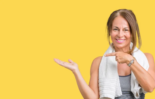 Mulher Meia Idade Bonita Vestindo Roupas Esportivas Uma Toalha Sobre — Fotografia de Stock