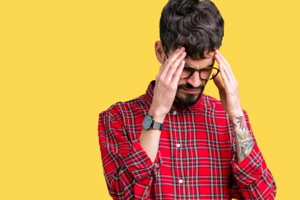 Çünkü üzerinde gözlük takan genç yakışıklı adam arka plan baş baş ağrısı için el ile izole stres. Migren muzdarip.