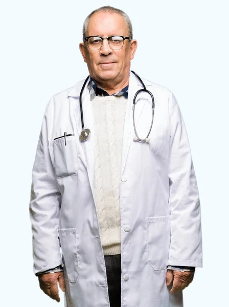 Tıbbi Ceket Giyen Yakışıklı Kıdemli Doktor Adam Yüzünde Ciddi Bir — Stok fotoğraf