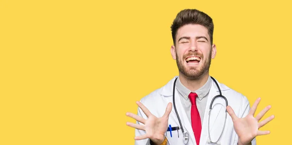 Fiatal Jóképű Orvos Ember Visel Orvosi Kabát Ünneplő Őrült Őrült — Stock Fotó