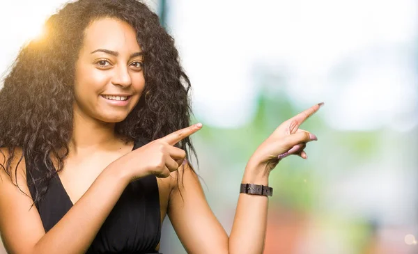 Menina Bonita Nova Com Cabelo Encaracolado Usando Saia Moda Sorrindo — Fotografia de Stock