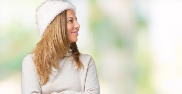 Mulher Meia Idade Bonita Vestindo Suéter Inverno Chapéu Sobre Fundo — Fotografia de Stock