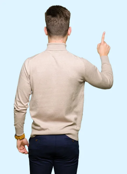 Geriye Doğru Arkasında Parmak Eliyle Işaret Posing Giyen Genç Yakışıklı — Stok fotoğraf