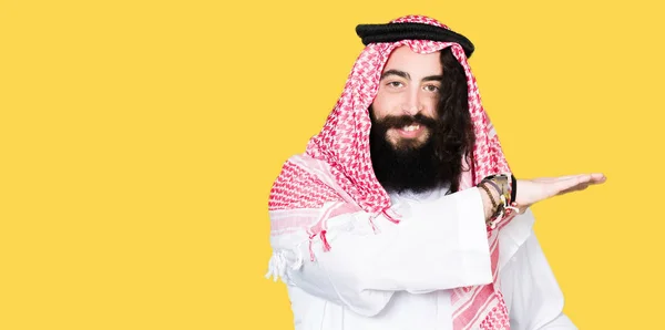 Arabischer Geschäftsmann Mit Langen Haaren Und Traditionellem Keffiyeh Schal Gestikuliert — Stockfoto