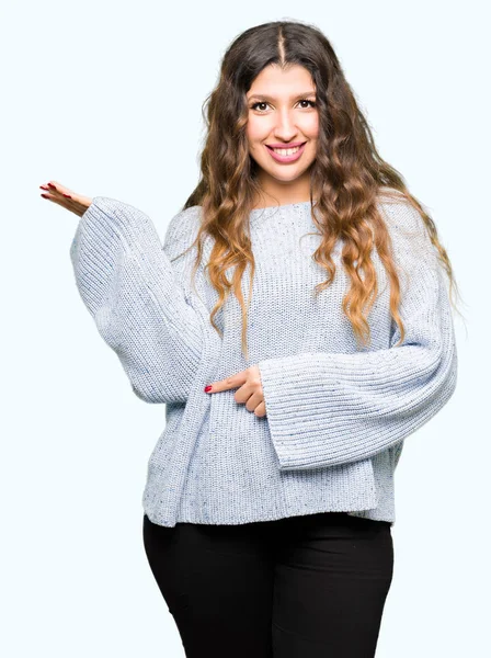 Joven Hermosa Mujer Vistiendo Suéter Invierno Sonriendo Alegre Presentación Señalando —  Fotos de Stock