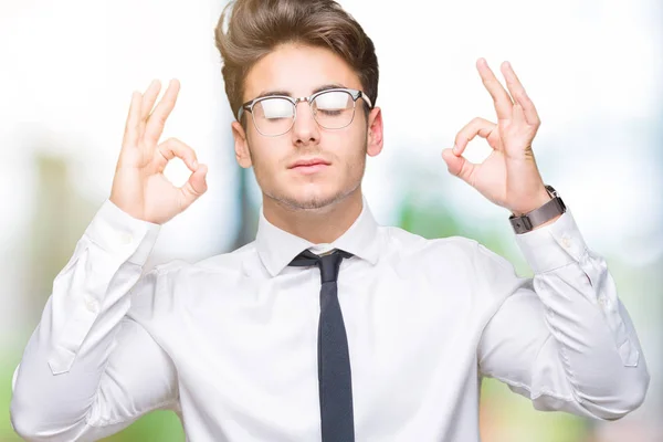 Jeune Homme Affaires Portant Des Lunettes Sur Fond Isolé Détendre — Photo