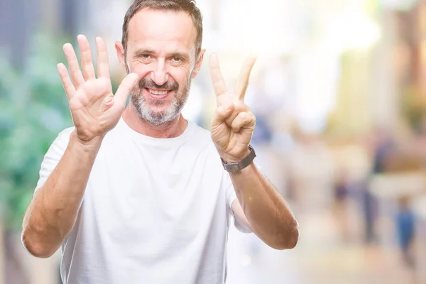 中年白发老人穿着白色 T恤在孤立的背景显示和手指指向 同时微笑着自信和快乐 — 图库照片