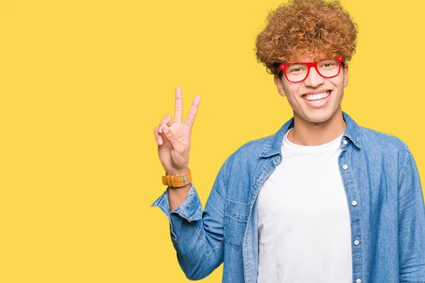 Mladý Pohledný Muž Afro Vlasy Nosí Brýle Usmívající Smajlík Mrkl — Stock fotografie