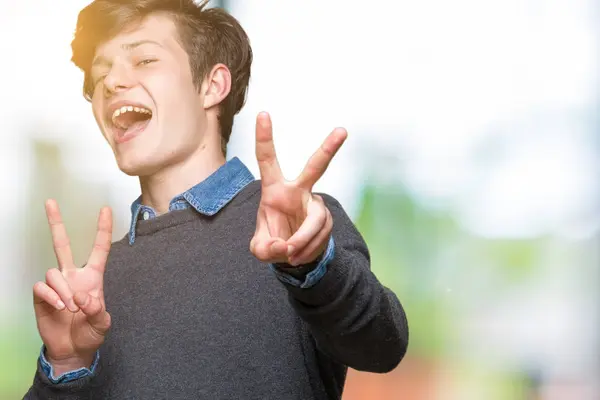 Knappe Elegante Jongeman Geïsoleerde Achtergrond Glimlachend Zoek Naar Camera Vingers — Stockfoto