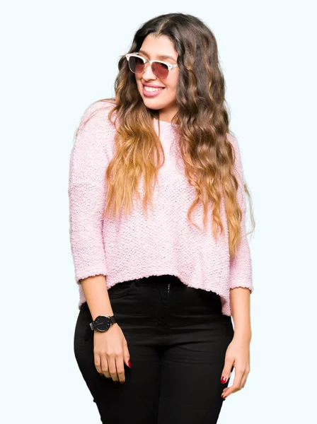 Młoda Piękna Kobieta Sobie Okulary Różowy Sweter Patrząc Strony Uśmiechem — Zdjęcie stockowe