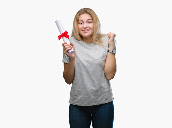 Jeune Femme Caucasienne Détenant Diplôme Sur Fond Isolé Criant Fier — Photo