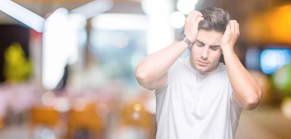 Joven Hombre Guapo Con Camiseta Blanca Sobre Fondo Aislado Que — Foto de Stock