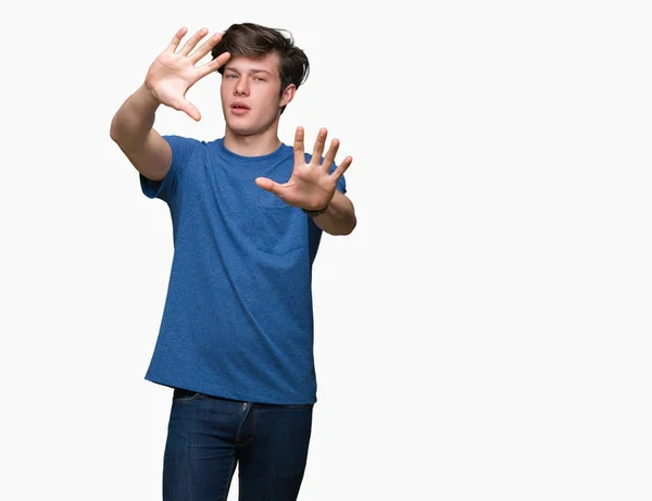 파란색 티셔츠를 잘생긴 남자는 손바닥과 손가락을 사용하여 프레임을하고 카메라 — 스톡 사진
