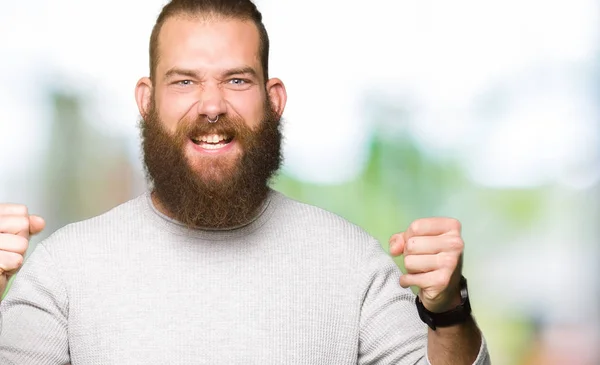 Joven Hombre Rubio Con Suéter Casual Celebrando Sorprendido Sorprendido Por —  Fotos de Stock