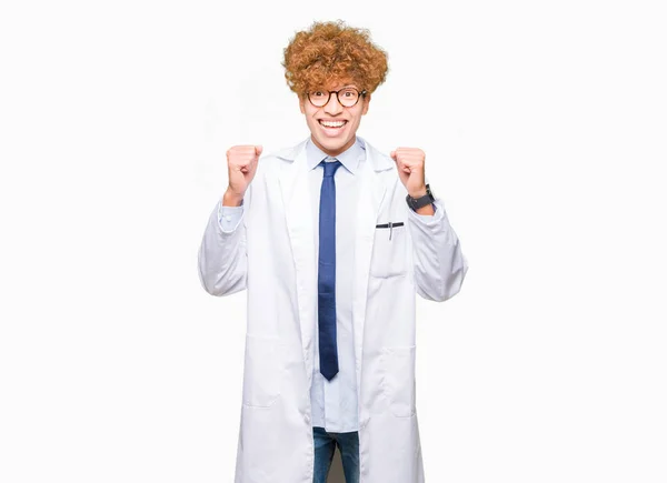 Joven Científico Guapo Con Gafas Celebrando Sorprendido Sorprendido Por Éxito — Foto de Stock
