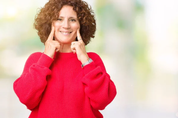 美しい中間エイガー年配の女性赤冬セーター分離上背景笑顔口を開けて 指を指すと 陽気な笑顔を強制 — ストック写真