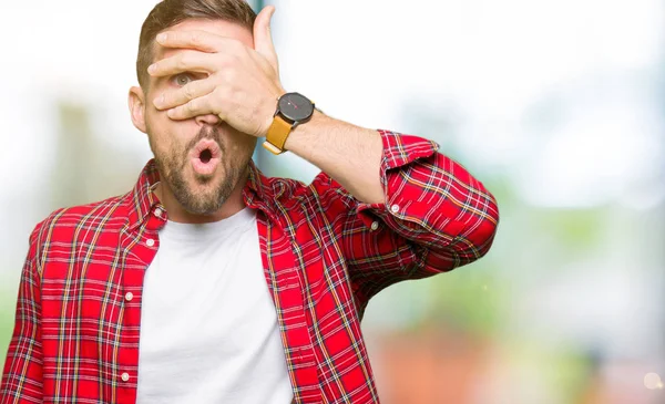 Knappe Man Dragen Casual Shirt Gluren Schok Voor Gezicht Ogen — Stockfoto