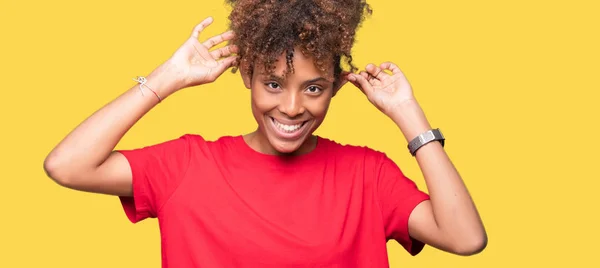 Hermosa Mujer Afroamericana Joven Sobre Fondo Aislado Sonriendo Tirando Las — Foto de Stock