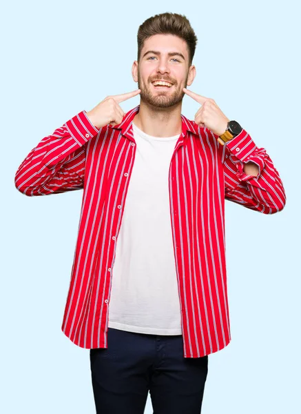 Junger Gutaussehender Mann Rotem Hemd Der Selbstbewusst Lächelt Und Mit — Stockfoto