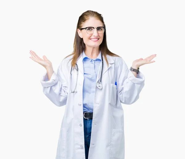 中年成熟医生妇女穿着医疗外套在孤立的背景微笑显示双手张开手掌 呈现和广告比较和平衡 — 图库照片