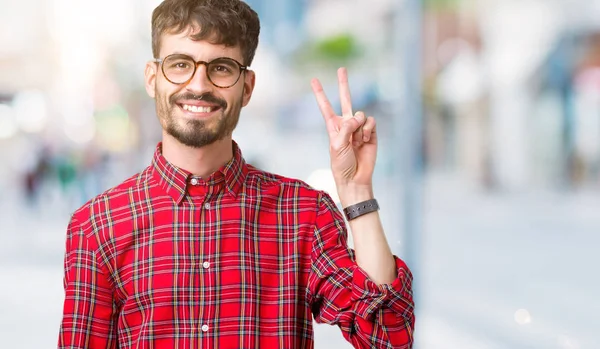 Joven Hombre Guapo Con Gafas Sobre Fondo Aislado Mostrando Apuntando — Foto de Stock