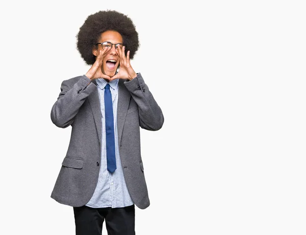 Fiatal Afro Amerikai Üzletember Afro Haj Szemüveg Dühös Hangosan Kiabálva — Stock Fotó