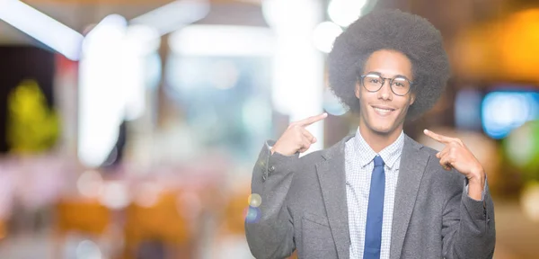 Joven Hombre Negocios Afroamericano Con Pelo Afro Usando Gafas Sonriendo —  Fotos de Stock