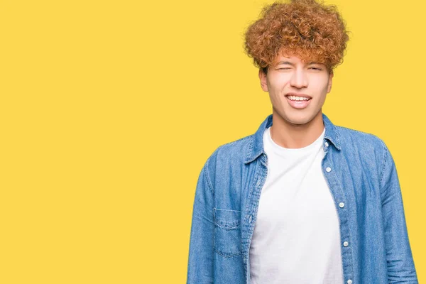 Jonge Knappe Man Met Afro Haar Dragen Van Denim Jack — Stockfoto