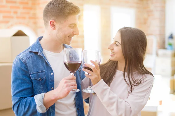 Молодая красивая пара пьет бокал вина, празднуя кино — стоковое фото