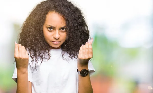 Jeune Belle Fille Aux Cheveux Bouclés Portant Shirt Blanc Décontracté — Photo