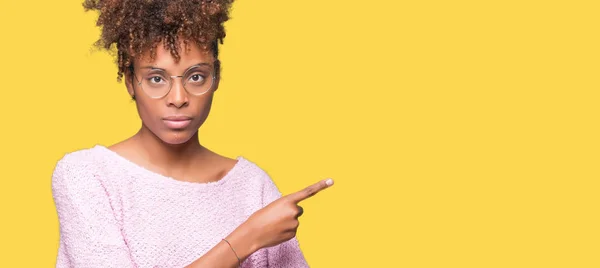 Linda Jovem Afro Americana Vestindo Óculos Sobre Fundo Isolado Apontando — Fotografia de Stock