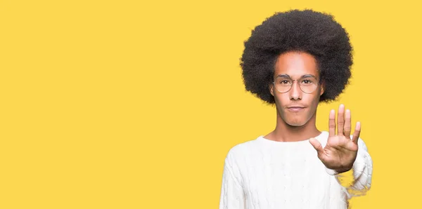 Americký Mladík Afro Vlasy Nosíš Brýle Dělají Zastávky Zpívat Dlaň — Stock fotografie