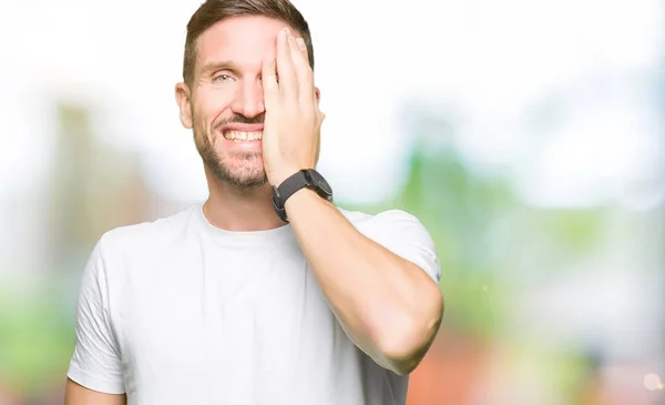 Bonito Homem Vestindo Casual Shirt Branca Cobrindo Olho Com Mão — Fotografia de Stock