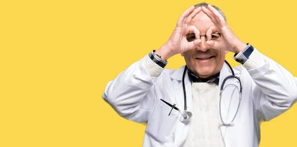 Handsome Senior Läkare Man Bär Medicinsk Päls Gör Gest Som — Stockfoto
