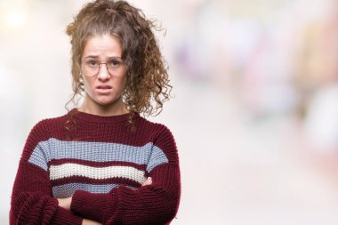 Güzel esmer kıvırcık saçlı Genç kız izole arka plan şüpheci ve sinir, onaylamayan ifade yüz çapraz kolları üzerinde gözlük takıyorum. Negatif kişi.