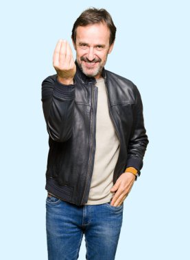 Orta yaş yakışıklı adam giyen siyah deri ceket yapıyor İtalyan el ve parmak emin ifadeyle jest