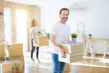 Orta yaş Senior çift yeni bir eve hareket, adam gülümseyen Happ