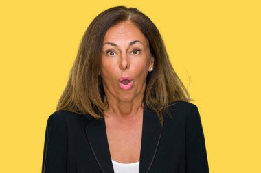 Güzel orta yaş iş yetişkin kadın izole arka plan korkuyor ve sürpriz ifade ile şok yüzünden korku ve yüz heyecanlı.