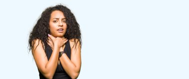 Kıvırcık saçlı Genç güzel kız moda etek bağırıyor ve ağrılı boğma çünkü boğmak giyiyor. Sağlık problemi. Asphyxiate ve intihar konsepti.