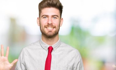 Gösterilen ve parmakları ile işaret genç yakışıklı iş adamı kendinden emin ve mutlu gülümseyerek süre beş numara.