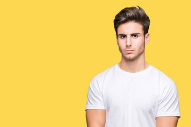 Sorunu nedeniyle izole arka plan şüpheci ve sinir, papatyanın üzgün üzerinde beyaz t-shirt giyen genç yakışıklı adam. Negatif kişi.